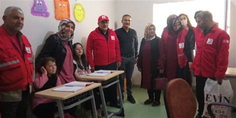 A­m­a­s­y­a­’­d­a­ ­T­ü­r­k­ ­K­ı­z­ı­l­a­y­ ­g­ö­n­ü­l­l­ü­l­e­r­i­ ­ö­ğ­r­e­n­c­i­l­e­r­l­e­ ­b­u­l­u­ş­t­u­